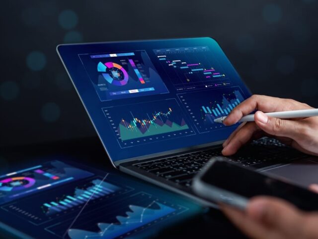 Analyst,Working,In,Business,Analytics,And,Data,Management,System,To