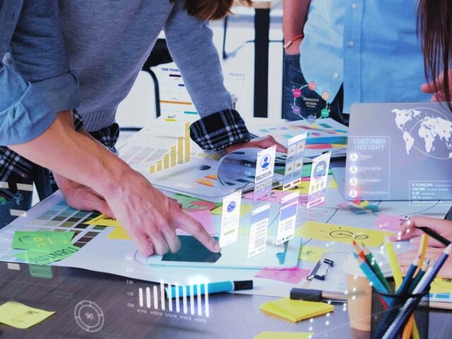 Close,Up,Ux,Developer,And,Ui,Designer,Use,Augmented,Reality