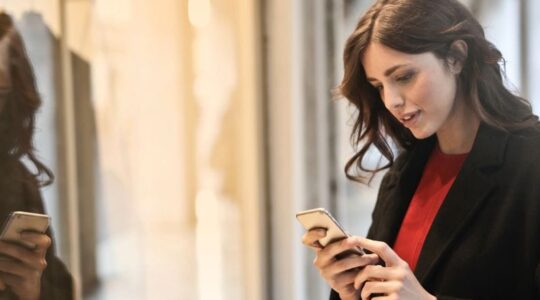 64b009ee2237558689211414_pessoa-olhando-o-celular-inovacao-customer-centric