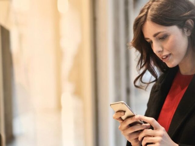 64b009ee2237558689211414_pessoa-olhando-o-celular-inovacao-customer-centric