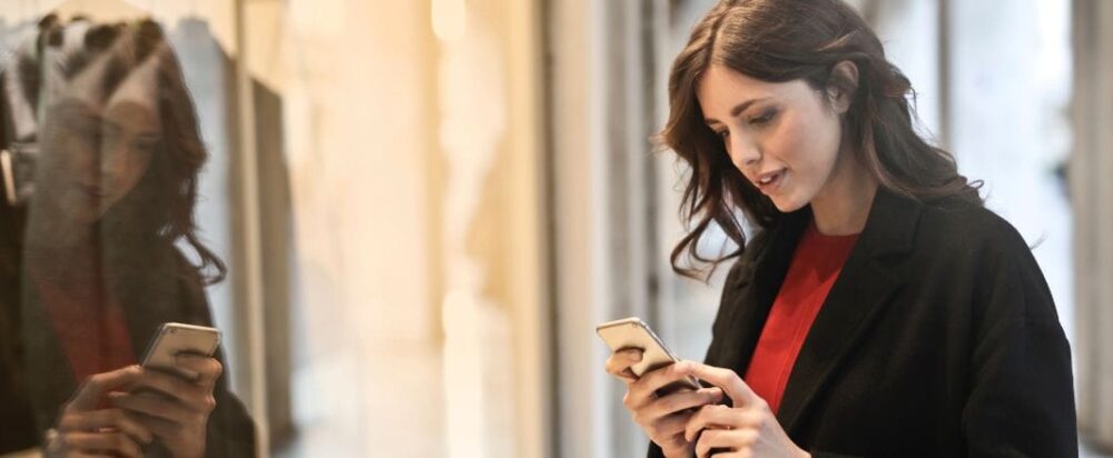 64b009ee2237558689211414_pessoa-olhando-o-celular-inovacao-customer-centric 64b009ee2237558689211414_pessoa-olhando-o-celular-inovacao-customer-centric