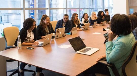 64b00b12b3a0e589955d701a_pessoas-diversas-em-reuniao-diversidade-e-inclusao