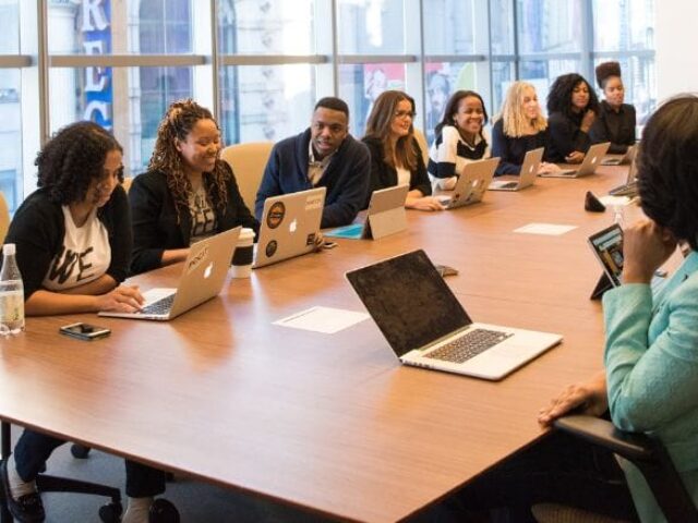 64b00b12b3a0e589955d701a_pessoas-diversas-em-reuniao-diversidade-e-inclusao