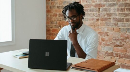 lideranca-do-futuro-usando-computador-em-escritorio