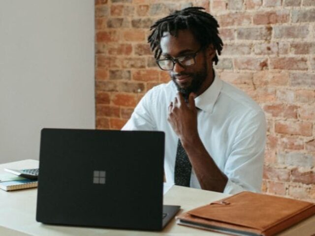 lideranca-do-futuro-usando-computador-em-escritorio