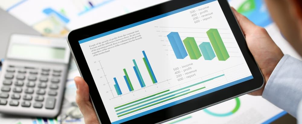 Businessman,Holding,Tablet,In,Hands,With,Diagramm,On,Display,Home definindo indicadores solução ágil