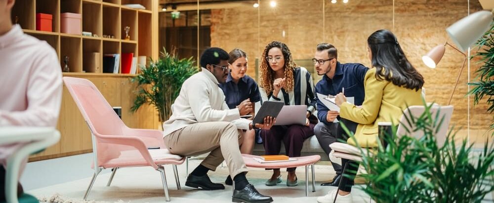 Multiethnic,Young,Group,Of,People,Brainstorming,Together,In,A,Meeting método cumbuca