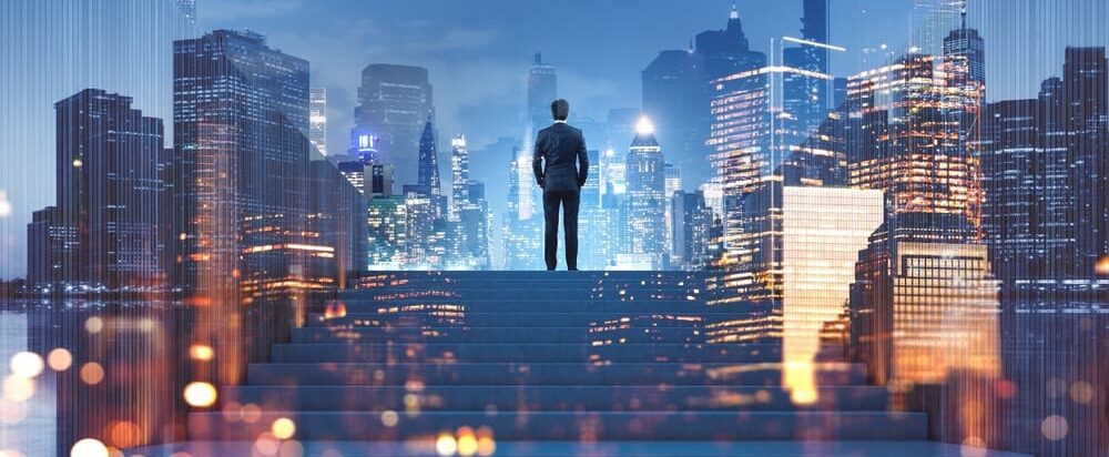 Businessman,Climbed,The,Stairs,,Double,Exposure,With,New,York,Office pipeline de liderança