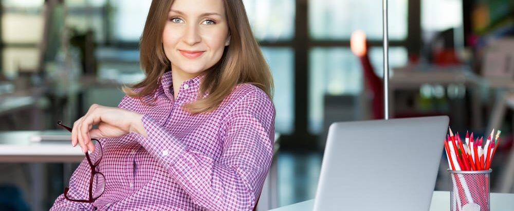 Smiling,Charismatic,Business,Lady,In,Smart,Casual,Clothing,Shirt,Sitting liderança carismática